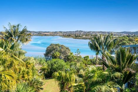 Photo of property in 40 Pohutukawa Avenue, Red Beach, 0932
