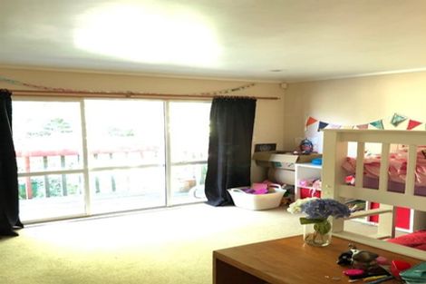 Photo of property in 28 Barker Rise, Northcross, Auckland, 0632