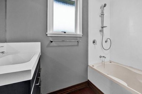 Photo of property in 43 Maire Street, Inglewood, 4330