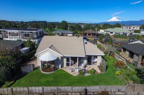 Photo of property in 11 Chatswood Grove, Fitzroy, New Plymouth, 4312