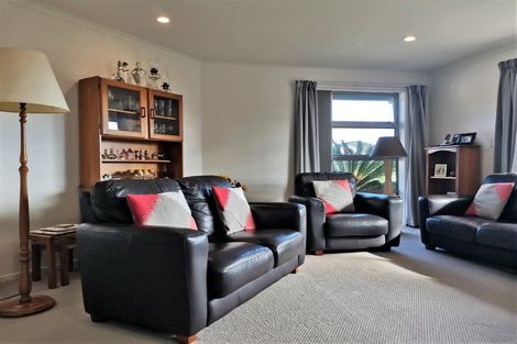 Photo of property in 5 Kowi Lakes Drive, One Tree Point, 0118