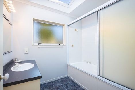 Photo of property in 3a Kinross Drive, Merrilands, New Plymouth, 4312