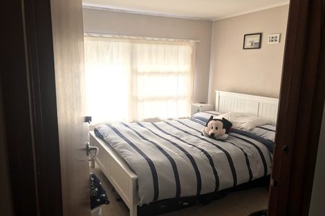 Photo of property in 1/15 Woodall Place, Totara Vale, Auckland, 0627