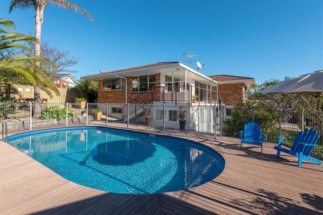 Photo of property in 17 Liston Crescent, Cockle Bay, Auckland, 2014
