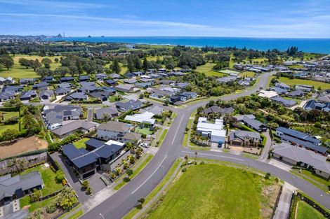 Photo of property in 2 Vardon Way, Waiwhakaiho, New Plymouth, 4312