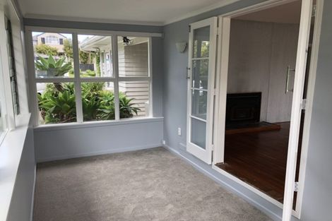 Photo of property in 44 Sylvan Avenue, Northcote, Auckland, 0627