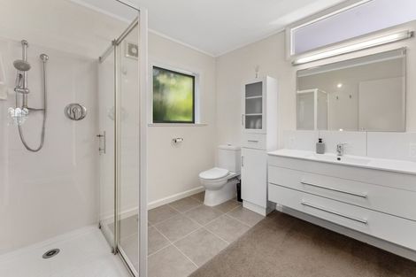 Photo of property in 13 Kenilworth Grove, Silverstream, Upper Hutt, 5019