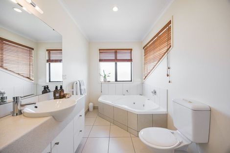 Photo of property in 22 Ballymore Drive, Pinehill, Auckland, 0632