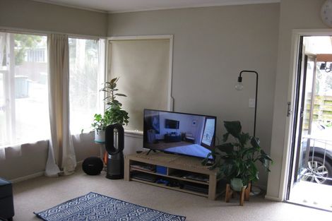 Photo of property in 1/15 Woodall Place, Totara Vale, Auckland, 0627