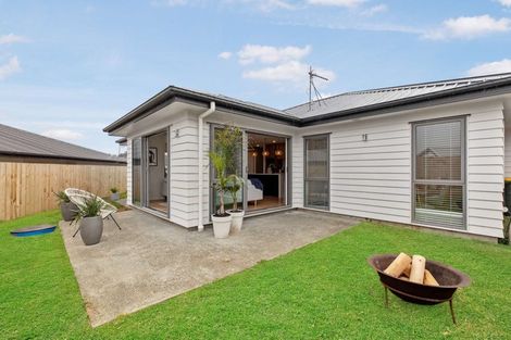 Photo of property in 24 Vinistra Road, Kumeu, 0810