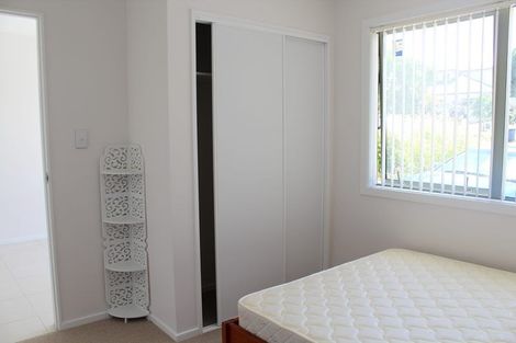 Photo of property in 1/4 Mossop Rise, Glenfield, Auckland, 0629