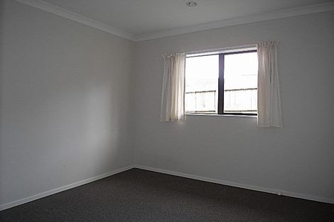 Photo of property in 33 Claverdon Drive, Massey, Auckland, 0614