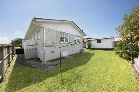 Photo of property in 2/68a Sturges Road, Henderson, Auckland, 0612