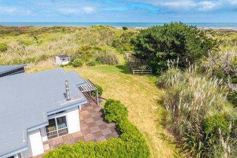 Photo of property in 32 Reay Mackay Grove, Waikawa Beach, Manakau, 5573