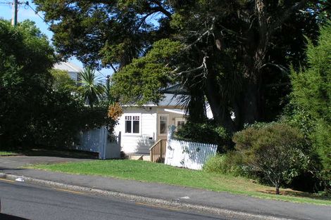 Photo of property in 2 Seaview Avenue, Northcote, Auckland, 0627