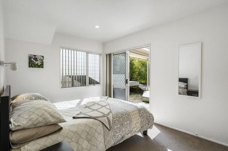 Photo of property in 2/132 East Coast Road, Forrest Hill, Auckland, 0620