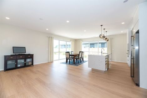 Photo of property in 10 Walter Ruddock Avenue, Kumeu, 0810