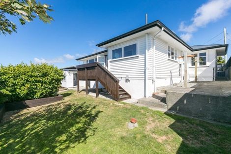 Photo of property in 14 Ruskin Road, Newlands, Wellington, 6037