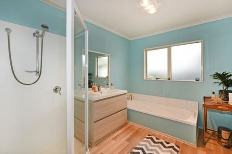 Photo of property in 9 James Nairn Grove, Riverstone Terraces, Upper Hutt, 5018