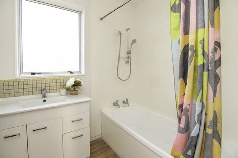 Photo of property in 6 Forbes Place, Kelvin Grove, Palmerston North, 4414