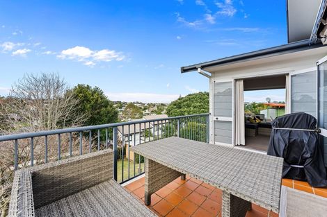 Photo of property in 16 Knightsbridge Drive, Forrest Hill, Auckland, 0620