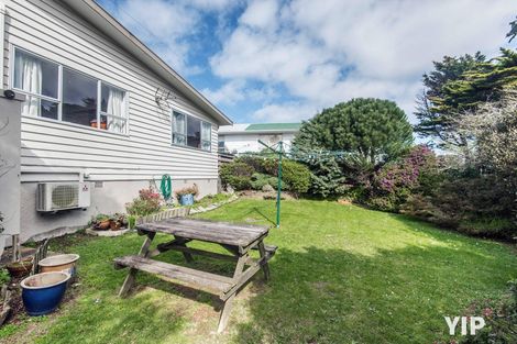 Photo of property in 48 Edgecombe Street, Newlands, Wellington, 6037