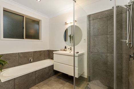 Photo of property in 14 Stonedge Lane, Rosedale, Auckland, 0632