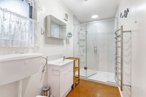 Photo of property in 22 Opanuku Road, Henderson Valley, Auckland, 0612