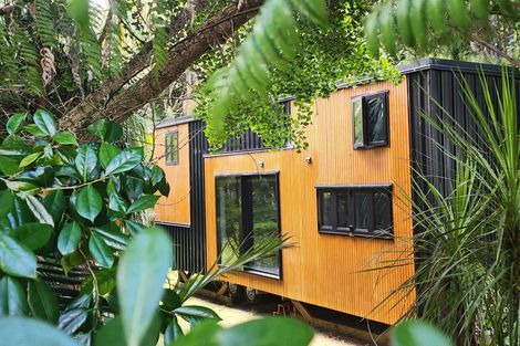 Photo of property in 1/2 Heathcote Road, Castor Bay, Auckland, 0620