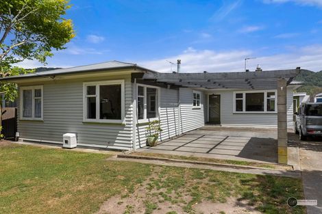 Photo of property in 32 Coast Road, Wainuiomata, Lower Hutt, 5014