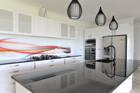 Photo of property in 14 Cessna Way, Newlands, Wellington, 6037