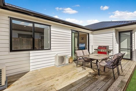 Photo of property in 2 Poutawa Lane, Clarks Beach, 2122