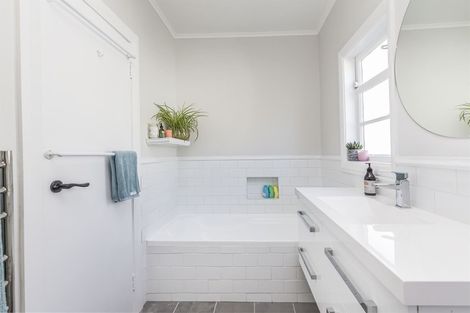 Photo of property in 4 Kiriwai Road, Paremata, Porirua, 5024