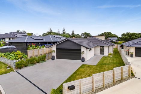 Photo of property in 8 Oakmont Crescent, Waiwhakaiho, New Plymouth, 4312