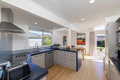 Photo of property in 11 Hadfield Place, Paraparaumu Beach, Paraparaumu, 5032
