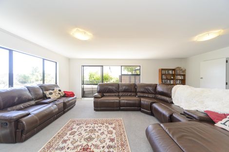 Photo of property in 7 Hillgrove Place, Fitzherbert, Palmerston North, 4410