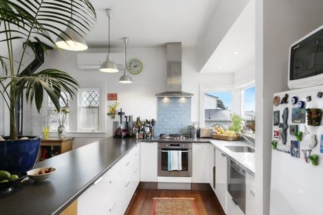 Photo of property in 69 Central Terrace, Kelburn, Wellington, 6012