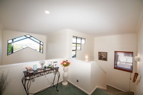 Photo of property in 6 Derry Hill, Churton Park, Wellington, 6037