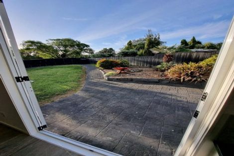 Photo of property in 23 Elsted Place, Goodwood Heights, Auckland, 2105