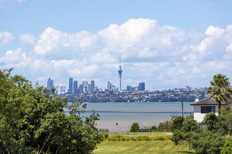 Photo of property in 16 Waimanu Bay Drive, Te Atatu Peninsula, Auckland, 0610