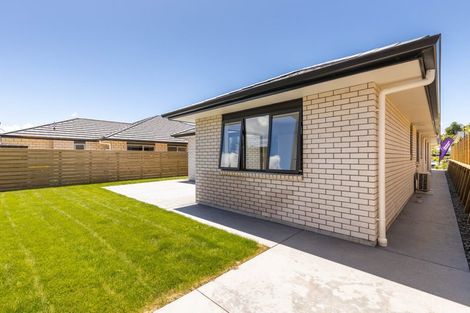 Photo of property in 8 Oakmont Crescent, Waiwhakaiho, New Plymouth, 4312