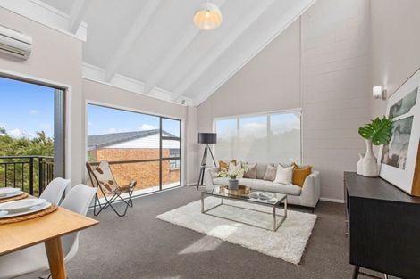 Photo of property in 2/18 Wernham Place, Northcote, Auckland, 0626