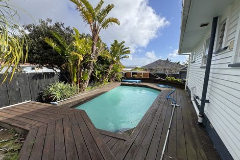 Photo of property in 2 Thomas Rea Place, Te Atatu South, Auckland, 0610