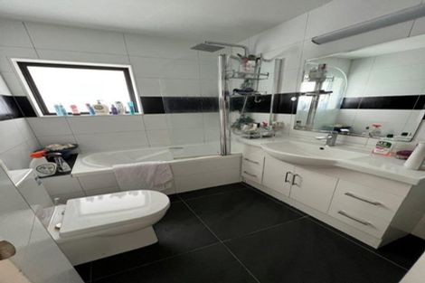 Photo of property in 125a Millbrook Road, Sunnyvale, Auckland, 0612