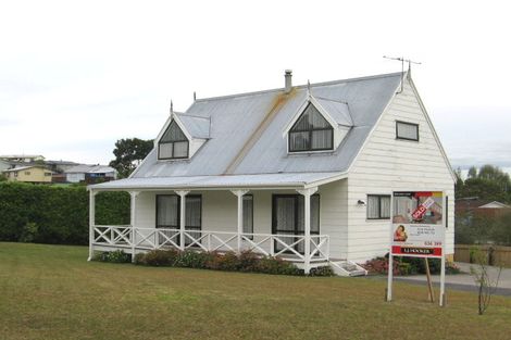 Photo of property in 4 Truscott Place, West Harbour, Auckland, 0618