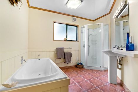 Photo of property in 214 Shaw Road, Oratia, Auckland, 0604