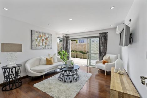 Photo of property in 627a Glenfield Road, Totara Vale, Auckland, 0629