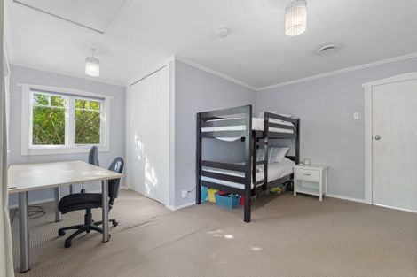 Photo of property in 42 Mountain Road, Henderson Valley, Auckland, 0612