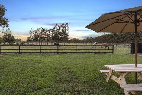 Photo of property in 102 Boord Crescent, Kumeu, 0891