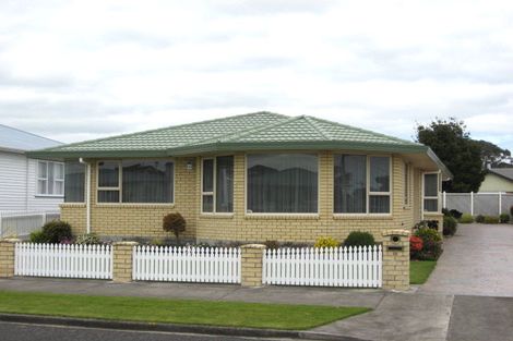 Photo of property in 10 Turakina Street, Merrilands, New Plymouth, 4312